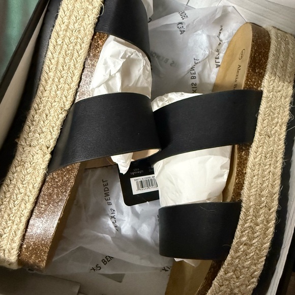 Black and Gold Platform Sandals NIB size 9 - Picture 1 of 5